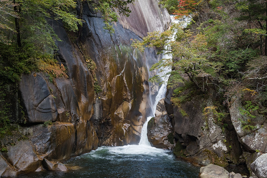 全国観光地百選　渓谷の部第１位に輝いた昇仙峡。紅葉に彩られた秋の風景は格別です。